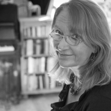 Eilis Ni Dhuibhne c Hazel Coonagh